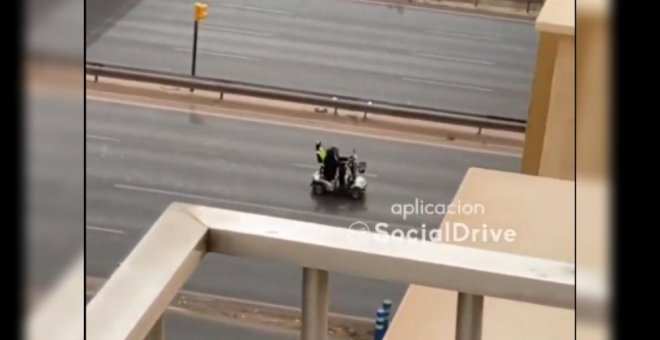 DGT y Guardia Civil buscan al conductor de una silla de ruedas motorizada que circulaba por la autovía A-7 de Málaga