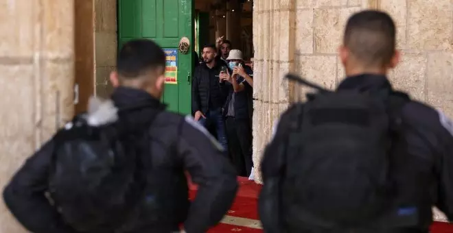 La Policía israelí reconoce que empleó "demasiada fuerza" para desalojar a los fieles de la mezquita de Al Aqsa