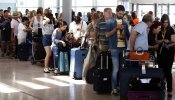 Llargues cues als controls de seguretat de la T1 de l'aeroport del Prat