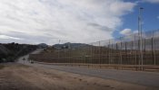 Amnistía denuncia expulsiones, abusos policiales y malas condiciones en los CETI de Ceuta y Melilla