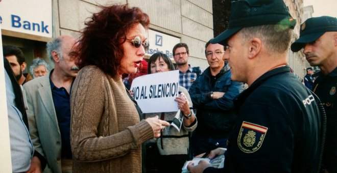 La APM se suma al rechazo del ataque policial a la periodista Cristina Fallarás