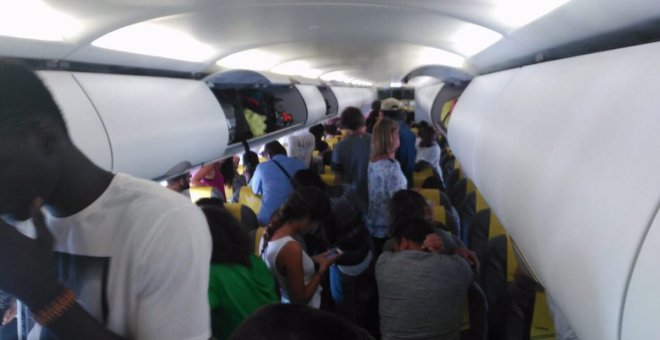 Vueling expulsa d'un vol al Senegal onze persones que s'havien solidaritzat amb un deportat