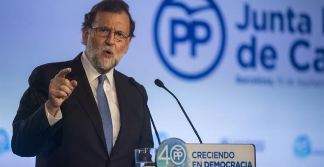Rajoy se rodea de cargos del PP para escenificar su oposición al independentismo
