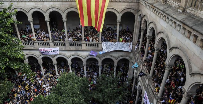 Milers d'universitaris ocupen l'edifici històric de la UB en defensa del referèndum