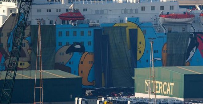 Interior tapa la imagen de Piolín en el barco de la Policía atracado en Barcelona