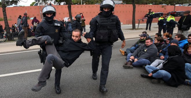 Piquetes, cargas y carreteras cortadas: así ha transcurrido la huelga en Catalunya