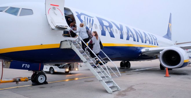 Fomento admite que la huelga de Ryanair es legal pero le advierte de posibles sanciones si incumple los derechos de pasajeros