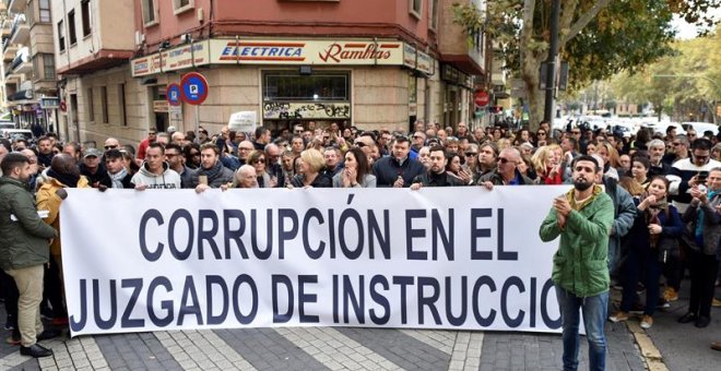 Bocinas y silbatos contra el juez y el fiscal que investigan una trama de corrupción política y policial en Palma