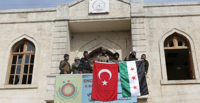 Banderas turcas en el Kurdistán sirio