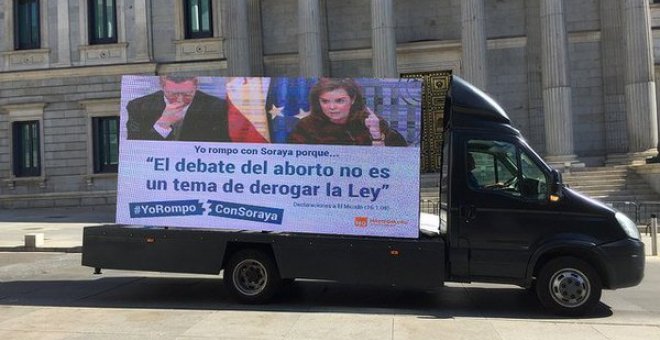 HazteOir saca dos camiones a las calles de Madrid contra la candidatura de Santamaría