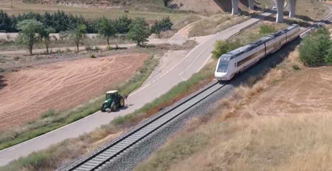 El tren en Teruel: tan lento que hasta lo adelanta un tractor