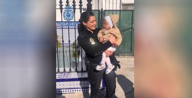 Dos agentes de Policía Nacional salvan a una bebé de morir asfixiada en Lucena