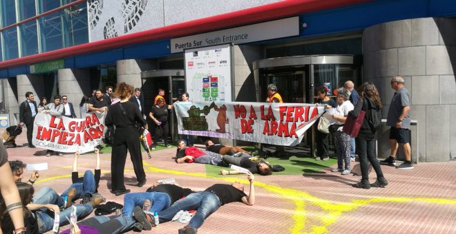 Un grupo de activistas se encadena en IFEMA contra "la feria de las armas"
