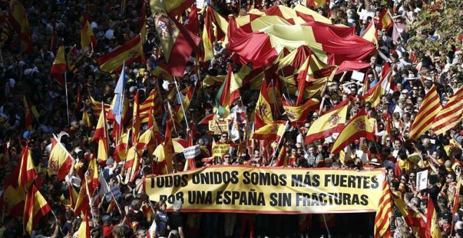 El Supremo condena a tres personas por rajar una bandera de España en la plaza de la Universidad Autónoma de Barcelona