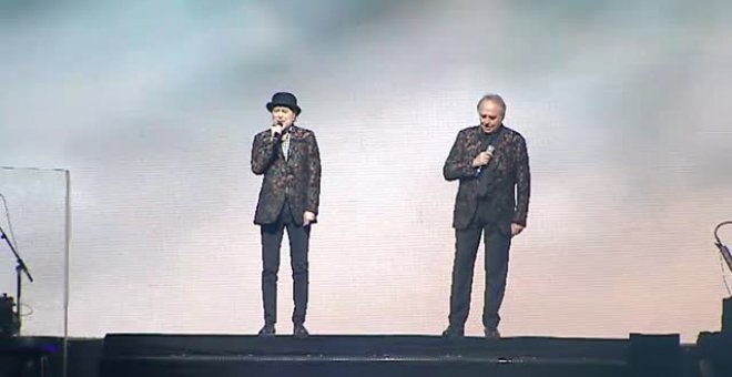 Joaquín Sabina se cae del escenario en su concierto con Serrat en Madrid
