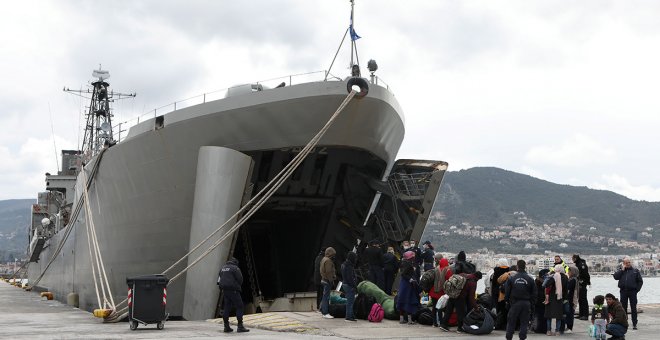 Grecia llevará a un centro de detención a los refugiados embarcados en Lesbos