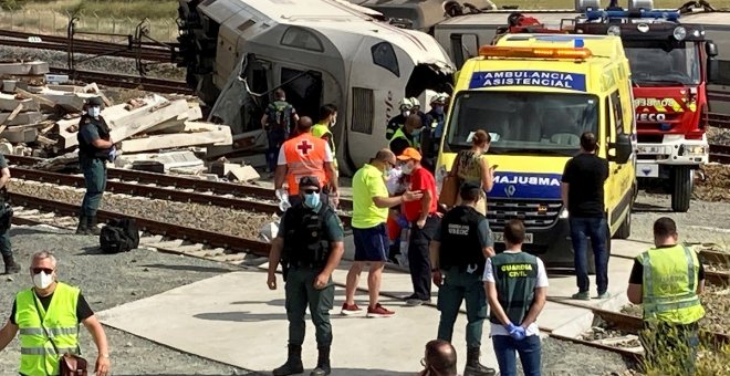 Dos muertos y seis heridos tras descarrilar un Alvia Ferrol-Madrid al arrollar a un coche en Zamora