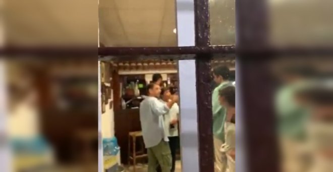 Un grupo de ultras acosa a Monedero en un bar al grito de "maricón de mierda"
