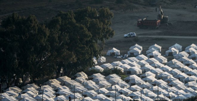 El nuevo campo de Moria comienza a albergar a 200 de las 12.000 refugiados afectados por el incendio