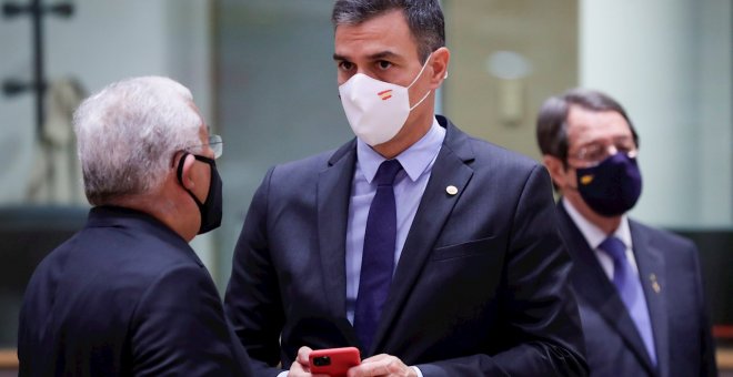 Sánchez le pide a Ayuso desde Bruselas dejar a un lado la lucha partidista y centrarse en vencer al virus