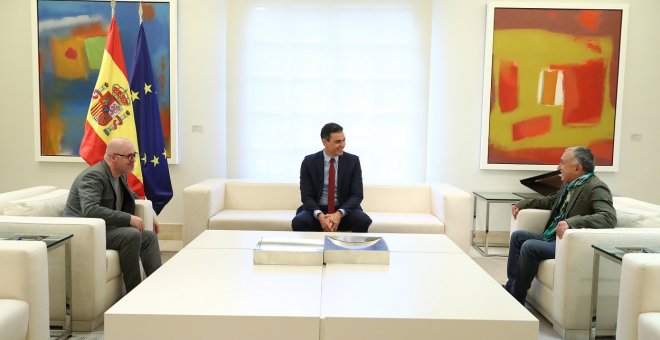 Sánchez convoca a UGT y CCOO con seis ministros en Moncloa un día antes de abordar la reforma laboral