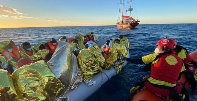Open Arms rescata a 45 migrantes en el Mediterráneo y los pone a disposición de los Guardacostas italianos