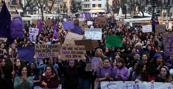 Més d'un de cada tres catalans creu que els avenços feministes a favor de la igualtat "han anat massa lluny"