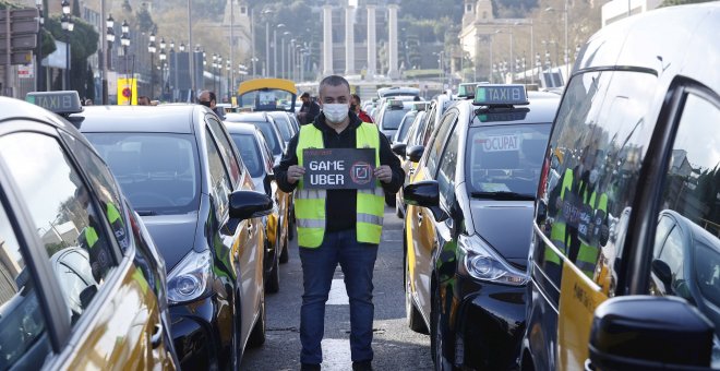 Centenares de taxis protestan en Barcelona contra el regreso de Uber