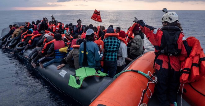 Desaparecidos más de 60 migrantes este jueves tras un naufragio frente a las costas de Libia