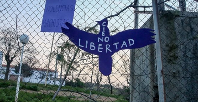 Internos del CIE de Aluche denuncian "agresiones arbitrarias e insultos" por policías e inician una huelga de hambre