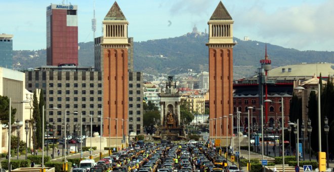 Els taxistes omplen el centre de Barcelona per exigir l'aplicació de la normativa VTC