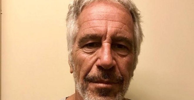 Una jueza retira los cargos contra los dos guardas que vigilaban a Epstein antes de suicidarse