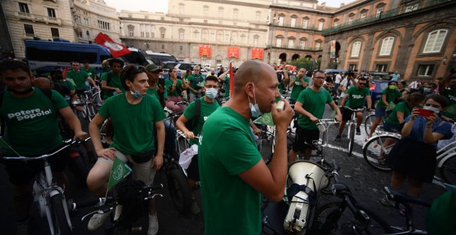 Unas mil personas protestan en Nápoles contra el G20 y exigen medidas para proteger el planeta