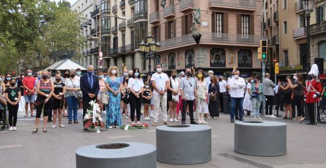 Gobierno, Generalitat y Ayuntamiento de Barcelona, juntos en el minuto de silencio por el aniversario del atentado del 17A
