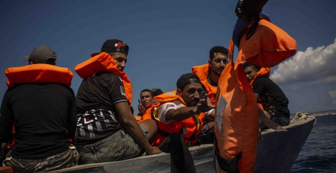 En imágenes: el Astral rescata a 72 personas a la deriva cerca de Lampedusa