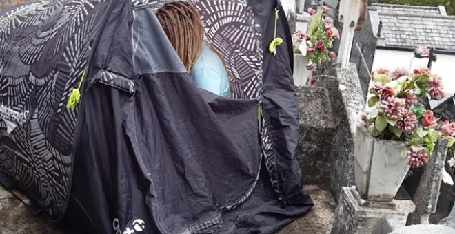La Policía de Lugo desaloja a una peregrina alemana que montó una tienda de campaña en un cementerio