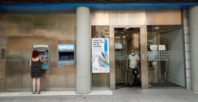 La banca impide a personas migrantes abrir cuentas básicas sin sanción alguna a pesar de incumplir la ley