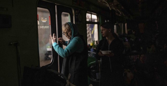 El metro de Járkov, el desolador refugio contra los bombardeos rusos para más de 200 personas, en imágenes