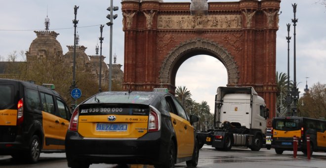 Centenars de taxistes es manifesten contra l'augment del preu dels carburants pel centre de Barcelona