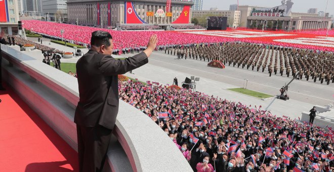 Kim Jong-un preside un multitudinario desfile civil por el aniversario del nacimiento del fundador de Corea del Norte