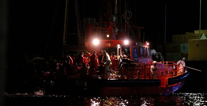 Un muerto y 26 desaparecidos, entre ellos seis bebés, en el naufragio de una patera al sur de Gran Canaria