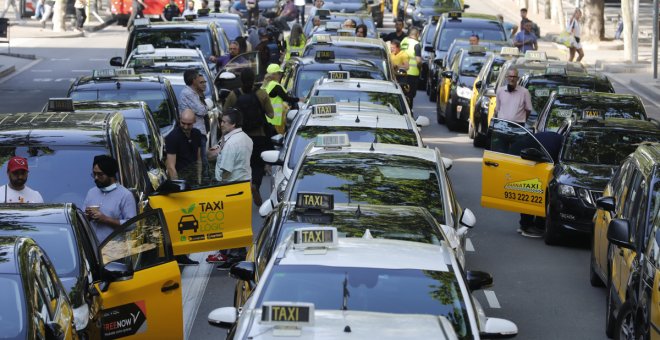 Miles de taxistas cortan la Gran Via de Barcelona para exigir una proporción con los coches VTC