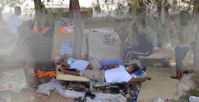 Desalojan el centro de acogida de Lampedusa por la insalubridad en la que vivían casi 2.000 migrantes