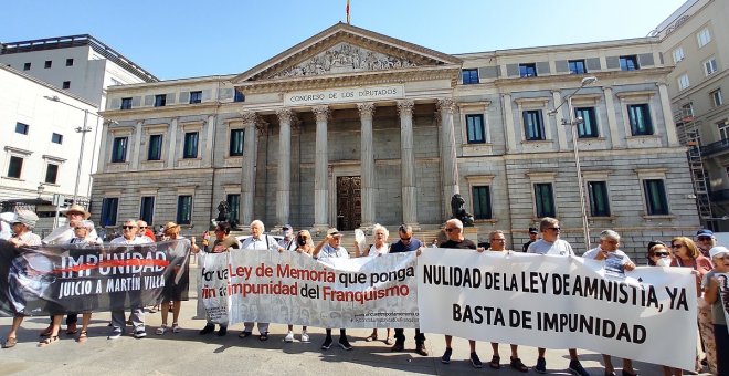 Más de 600 rondas de la dignidad en la Puerta del Sol: "Queremos que se juzgue al franquismo criminal"