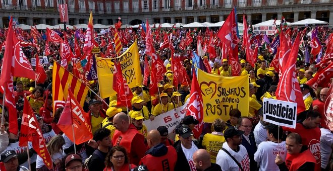 Miles de personas se manifiestan en Madrid para exigir mejoras salariales a la patronal