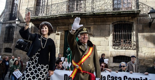 Una marcha cívica pide la devolución al patrimonio público de la Casa Cornide, que sigue en manos de los Franco