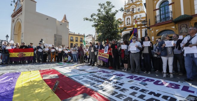 Cientos de personas celebran la exhumación de los franquistas Queipo de Llano y Bohórquez en Sevilla
