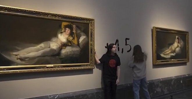 Detienen a dos periodistas por grabar a las activistas que se pegaron a 'Las Majas' de Goya en el Museo del Prado