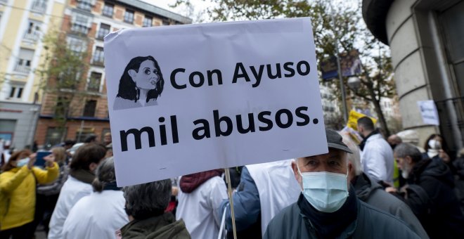 Otras miradas - Los horrores de Ayuso y Cifuentes se cruzan en una calle de Madrid