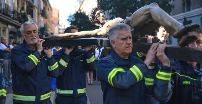 El Ayuntamiento de Madrid envía a una decena de bomberos en turno de guardia a sacar un Cristo en procesión